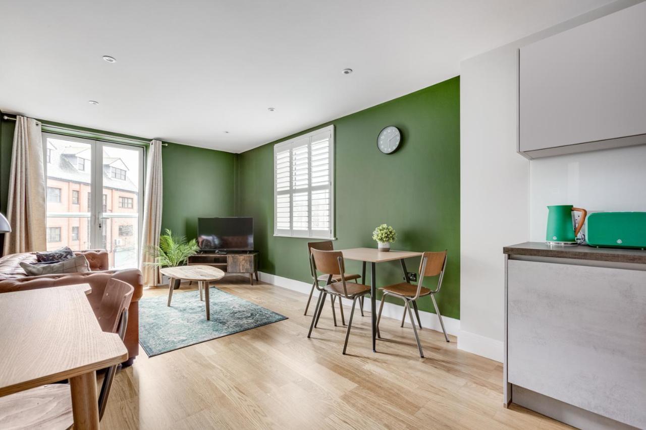 Executive 2 Bedroom Apt City Centre Free Pkg , Wifi By Tent Serviced Apartments Staines-upon-Thames Exterior foto